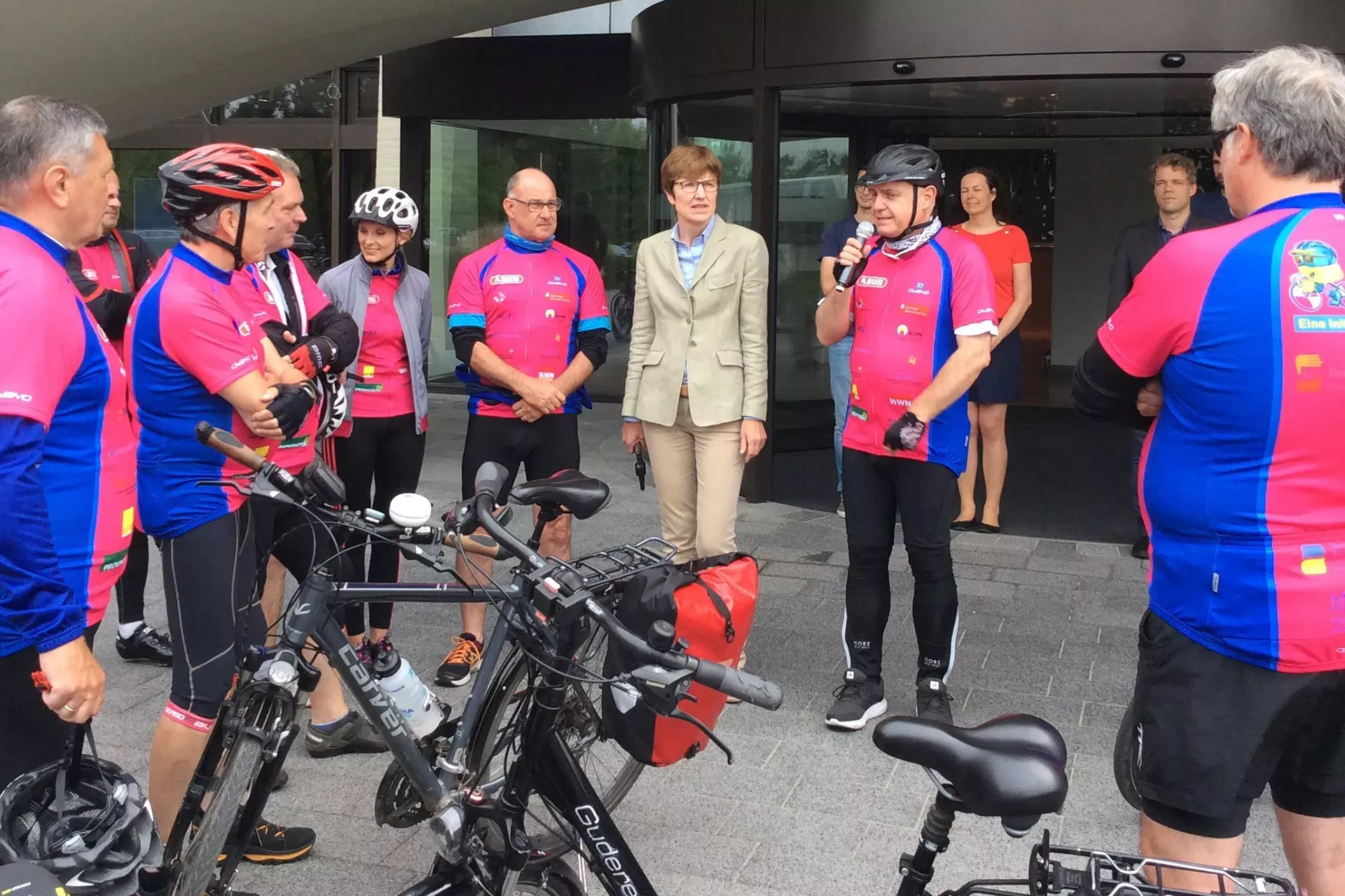 Thomas Keck, Erster Direktor der Deutschen Rentenversicherung Westfalen, begrüßt die Teilnehmerinnen und Teilnehmer der Reha-Radtour 2018 vor dem Gebäude der Deutschen Rentenversicherung. Thomas Keck, Erster Direktor der Deutschen Rentenversicherung Westfalen, begrüßt die Teilnehmerinnen und Teilnehmer der Reha-Radtour 2018 vor dem Gebäude der Deutschen Rentenversicherung.
