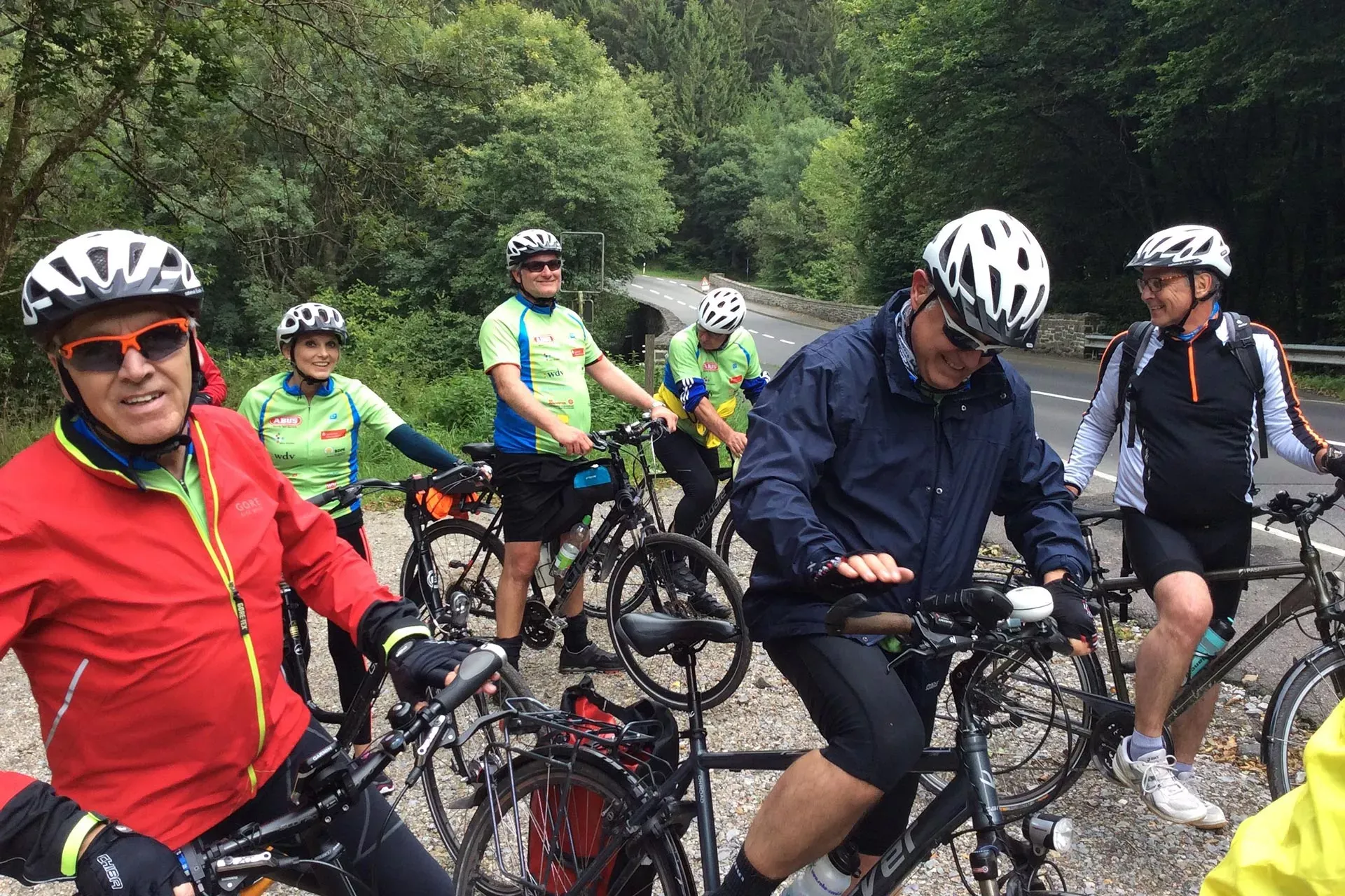 Teilnehmer der Radtour der DRV Westfalen 2017 stehen mit Helmen bekleidet und Fahrrädern am Straßenrand. Foto: Dr. Michael Krause Teilnehmer der Radtour der DRV Westfalen 2017 stehen mit Helmen bekleidet und Fahrrädern am Straßenrand. Foto: Dr. Michael Krause