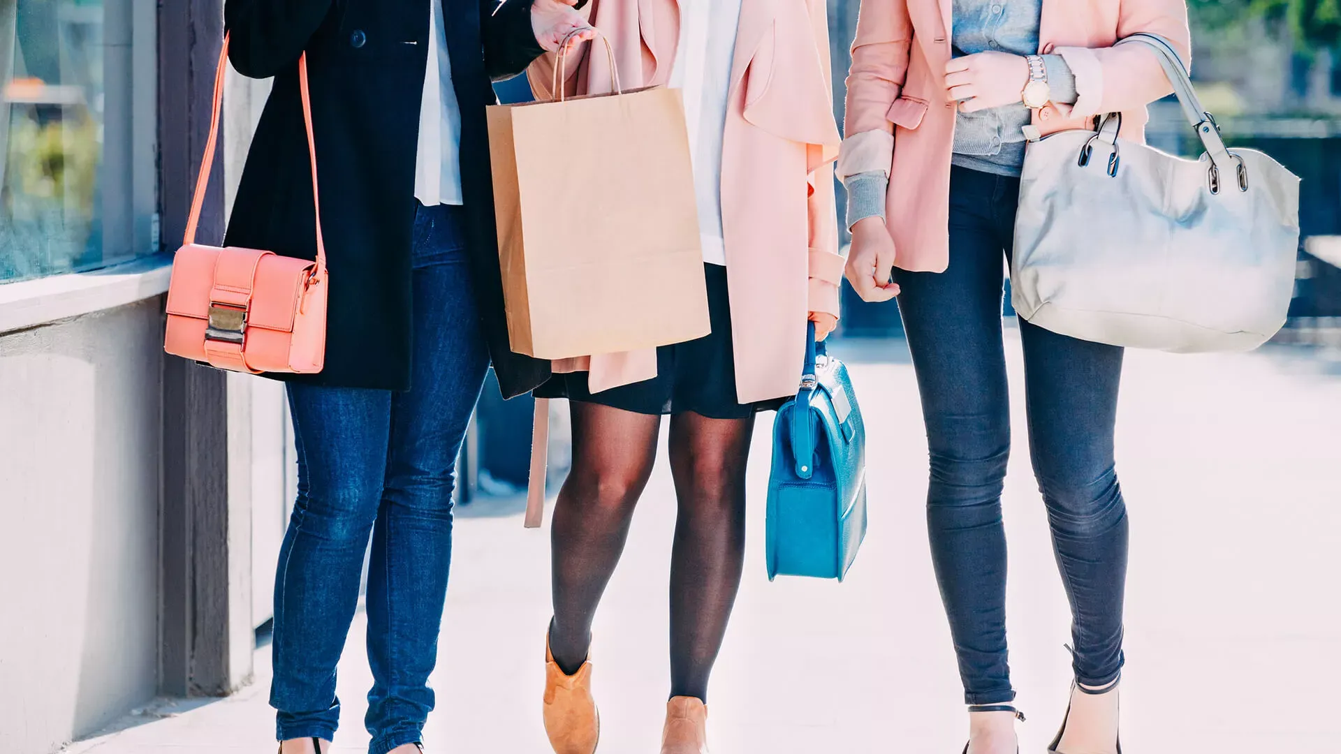 Frauen shoppen – Bildnachweis: stocksy.com © Aila Images Frauen shoppen – Bildnachweis: stocksy.com © Aila Images