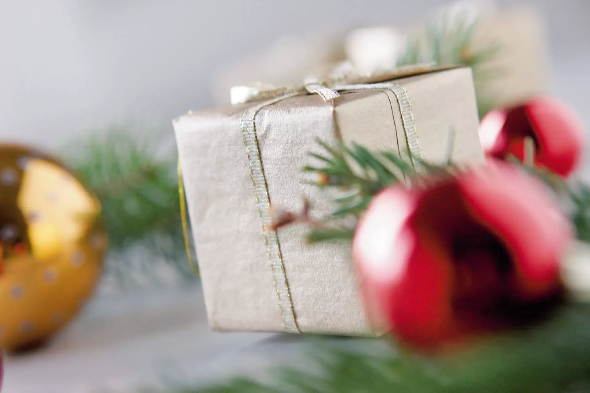 Christbaumkugeln mit Geschenkpäckchen. Christbaumkugeln mit Geschenkpäckchen.