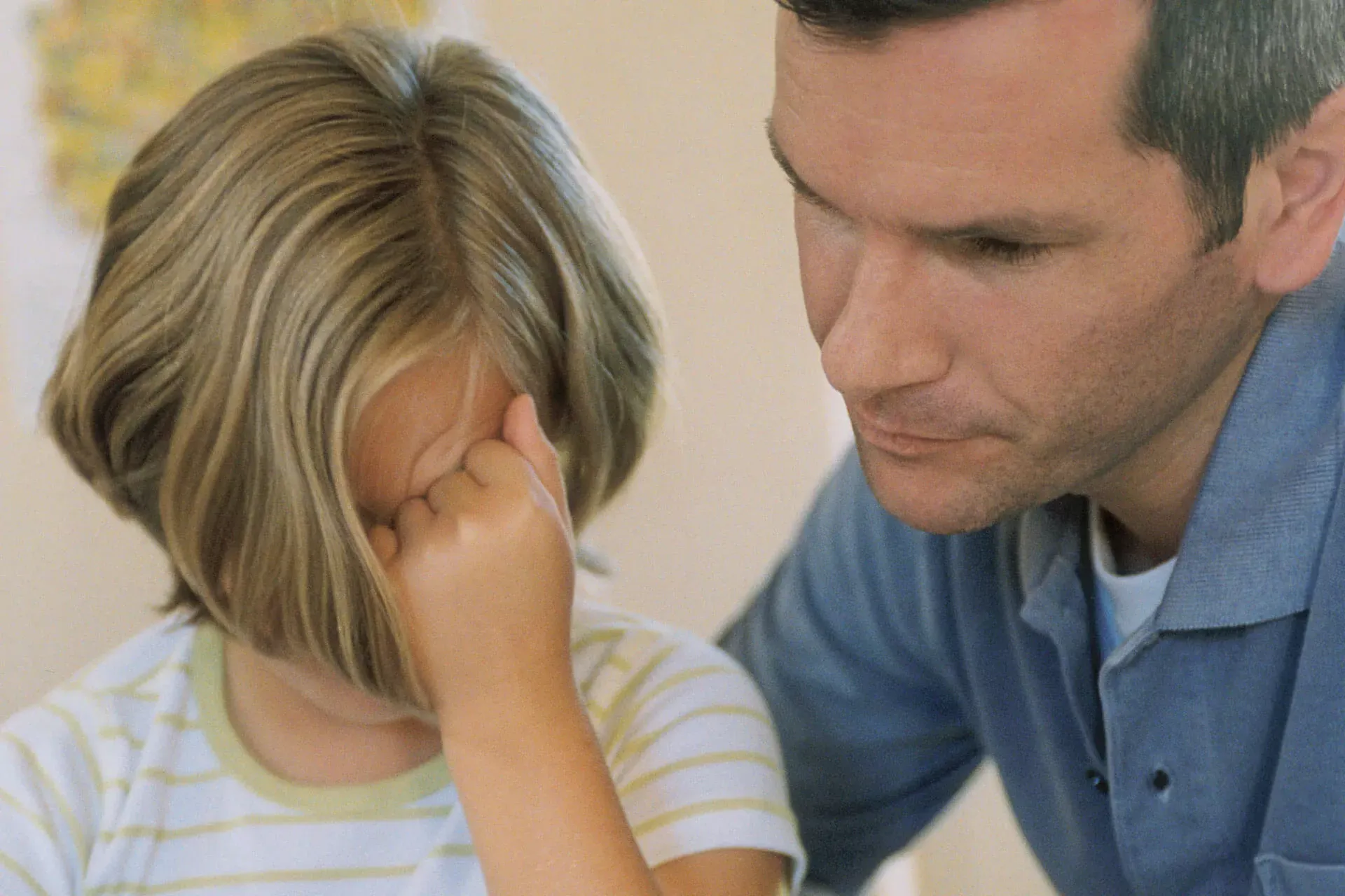 Mädchen im Grundschulalter hat Lernprobleme, ein Erwachsener sitzt daneben. Mädchen im Grundschulalter hat Lernprobleme, ein Erwachsener sitzt daneben.