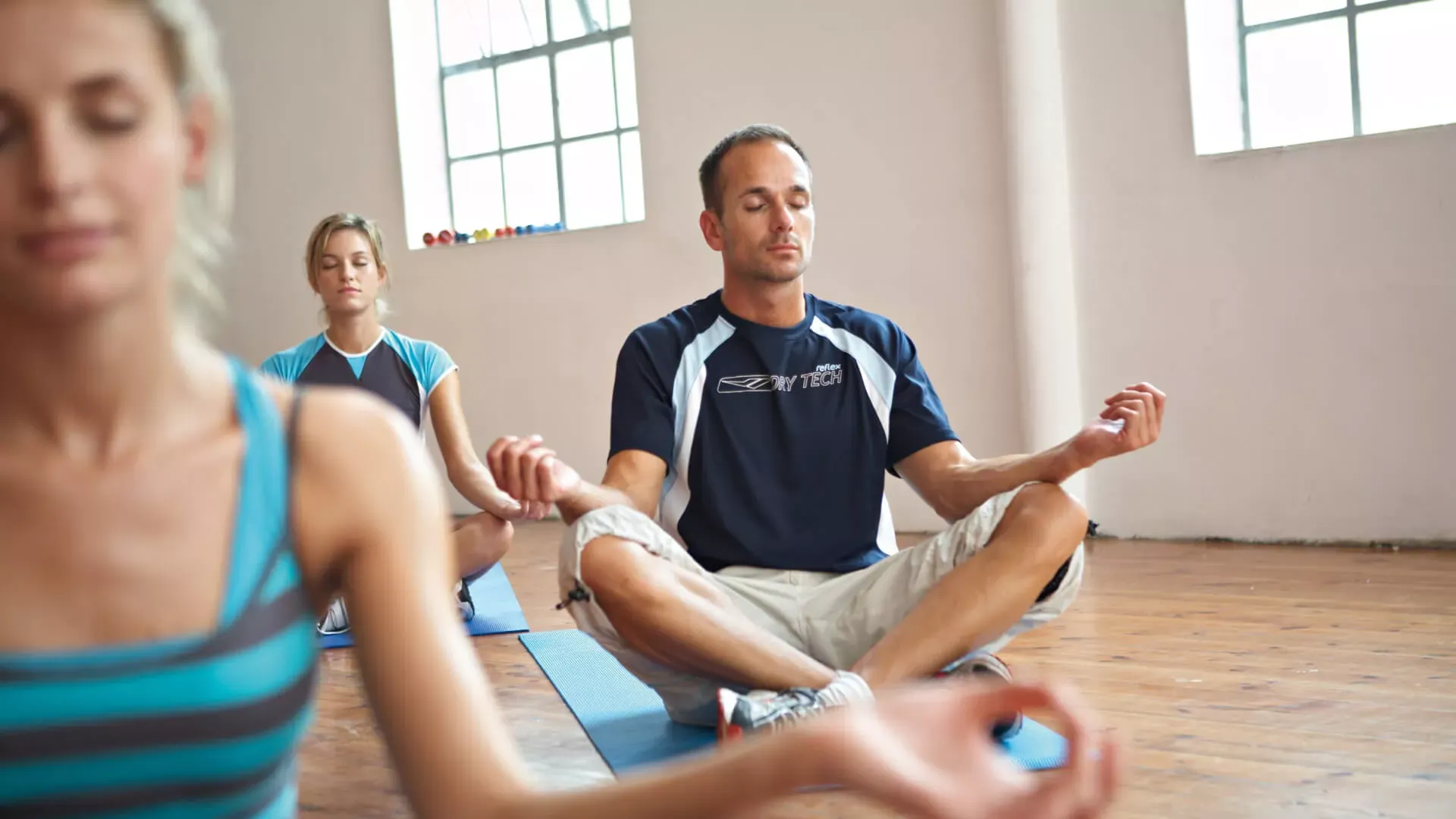 Gruppe junger Leute beim Yoga. Bildnachweis: wdv © Lauer, Jan Gruppe junger Leute beim Yoga. Bildnachweis: wdv © Lauer, Jan