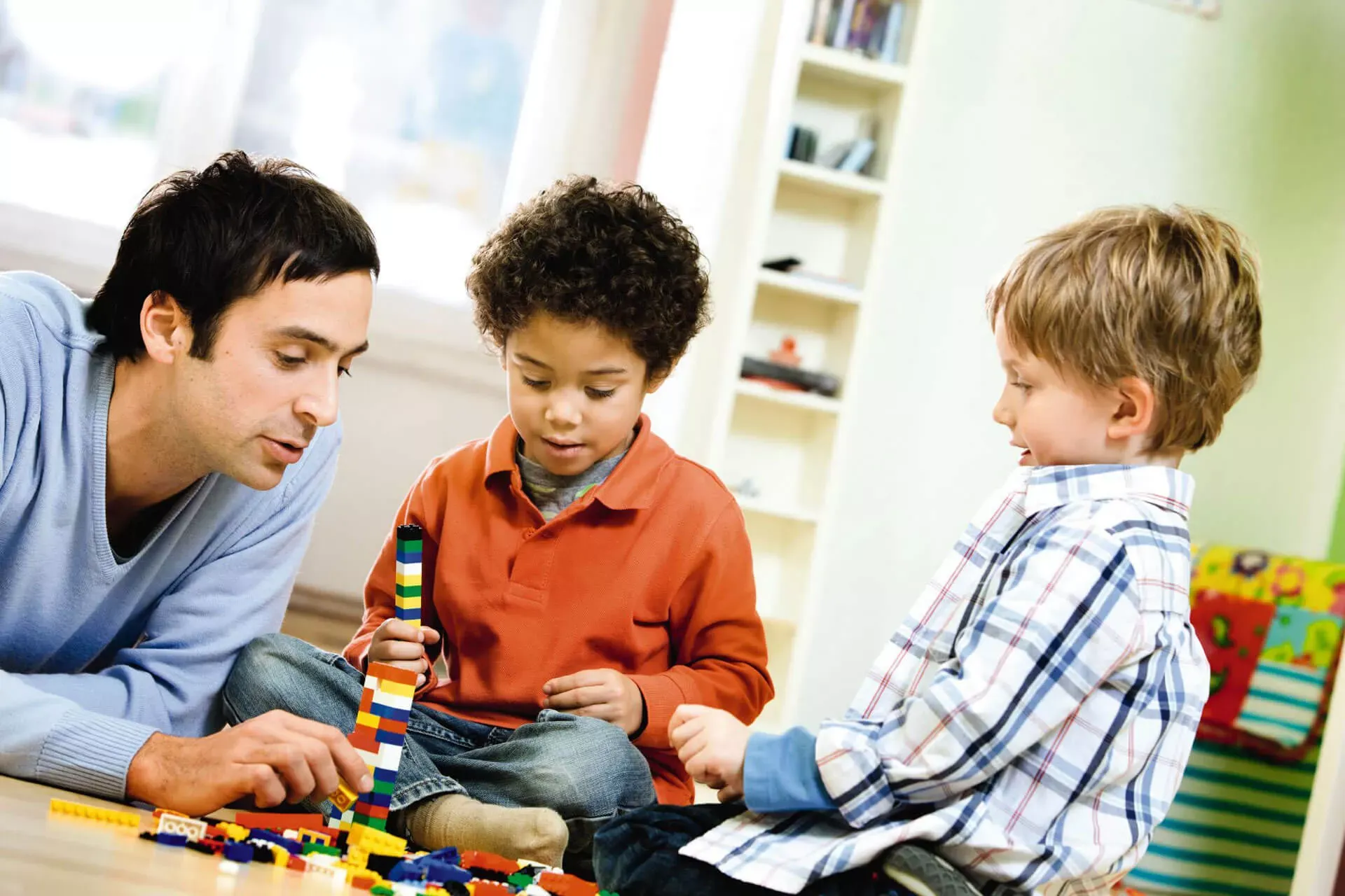 Vater und Kinder spielen Lego – Bildnachweis: wdv © Szekely, Oana Vater und Kinder spielen Lego – Bildnachweis: wdv © Szekely, Oana