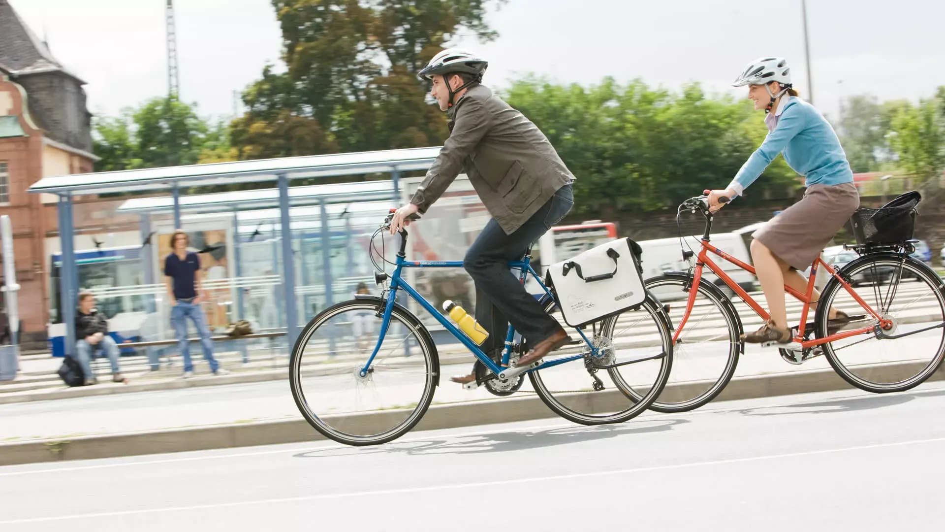 Zwei Radfahrer fahren auf der Straße. Zwei Radfahrer fahren auf der Straße.