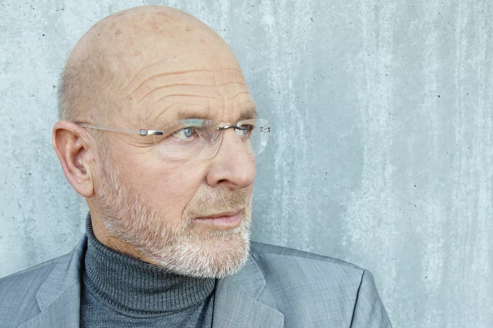 Älterer Mann im Anzug. Älterer Mann im Anzug.