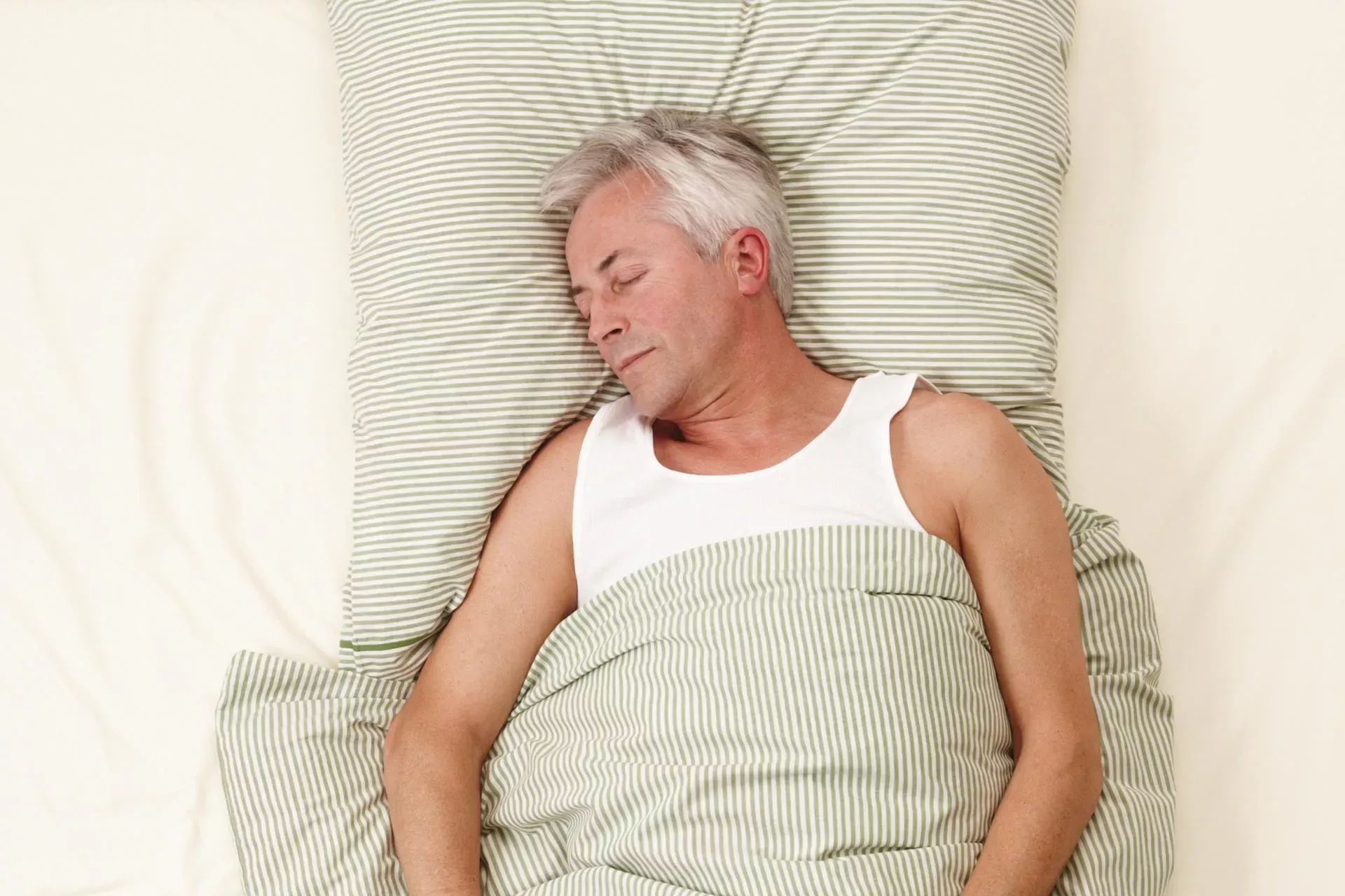 Älterer Mann schläft im Bett in Rückenlage. Älterer Mann schläft im Bett in Rückenlage.