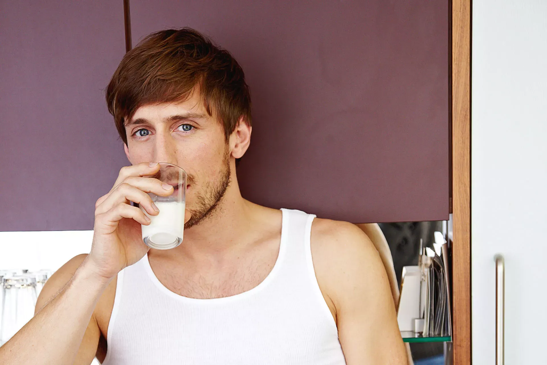 Mann trinkt Milch. Mann trinkt Milch.