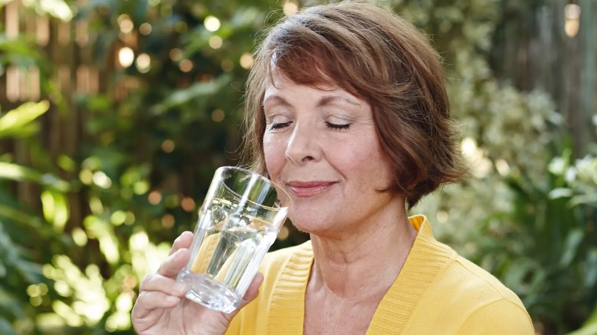 Eine Frau führt ein Wasserglas zum Mund. Bildnachweis: wdv © Peisl, Anna Eine Frau führt ein Wasserglas zum Mund. Bildnachweis: wdv © Peisl, Anna