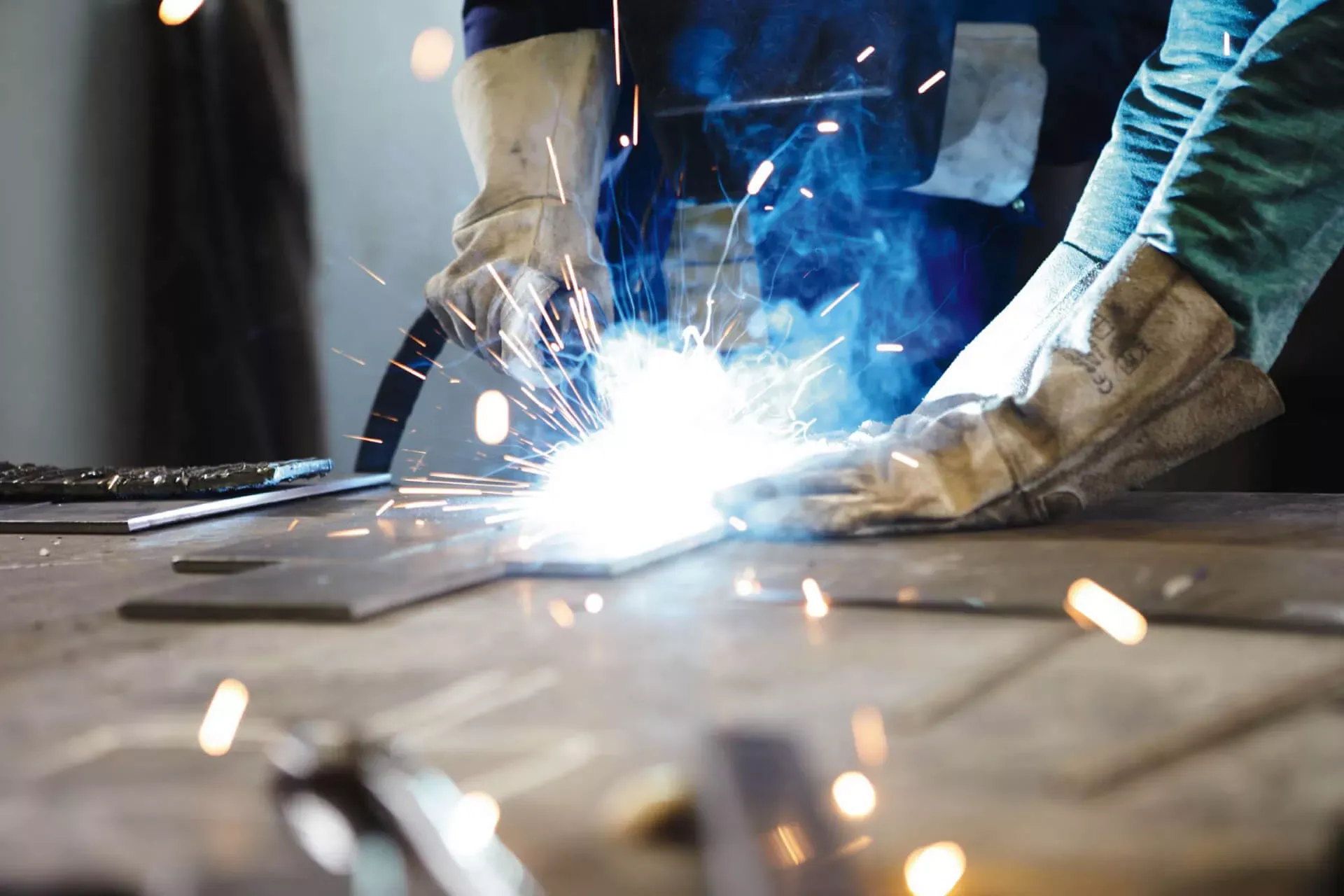 Schweißen in einer Metall-Werkstatt. Schweißen in einer Metall-Werkstatt.