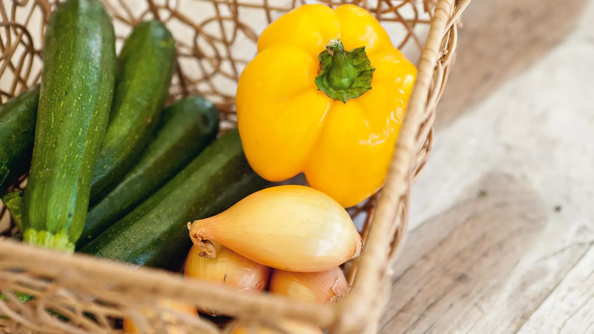 Zucchini, Zwiebeln und Paprika in einem Korb. Bildnachweis: wdv © Lauer. Jan Zucchini, Zwiebeln und Paprika in einem Korb. Bildnachweis: wdv © Lauer. Jan