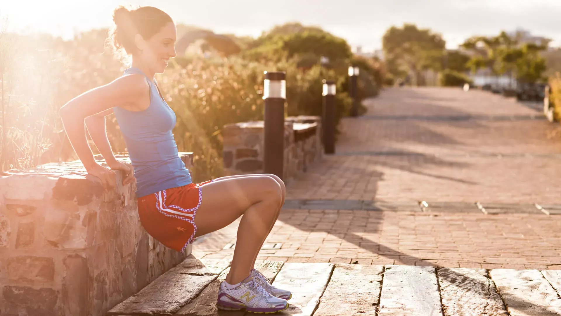 Eine Frau macht Übungen beim Joggen. Bildnachweis: wdv © Lauer. Jan Eine Frau macht Übungen beim Joggen. Bildnachweis: wdv © Lauer. Jan