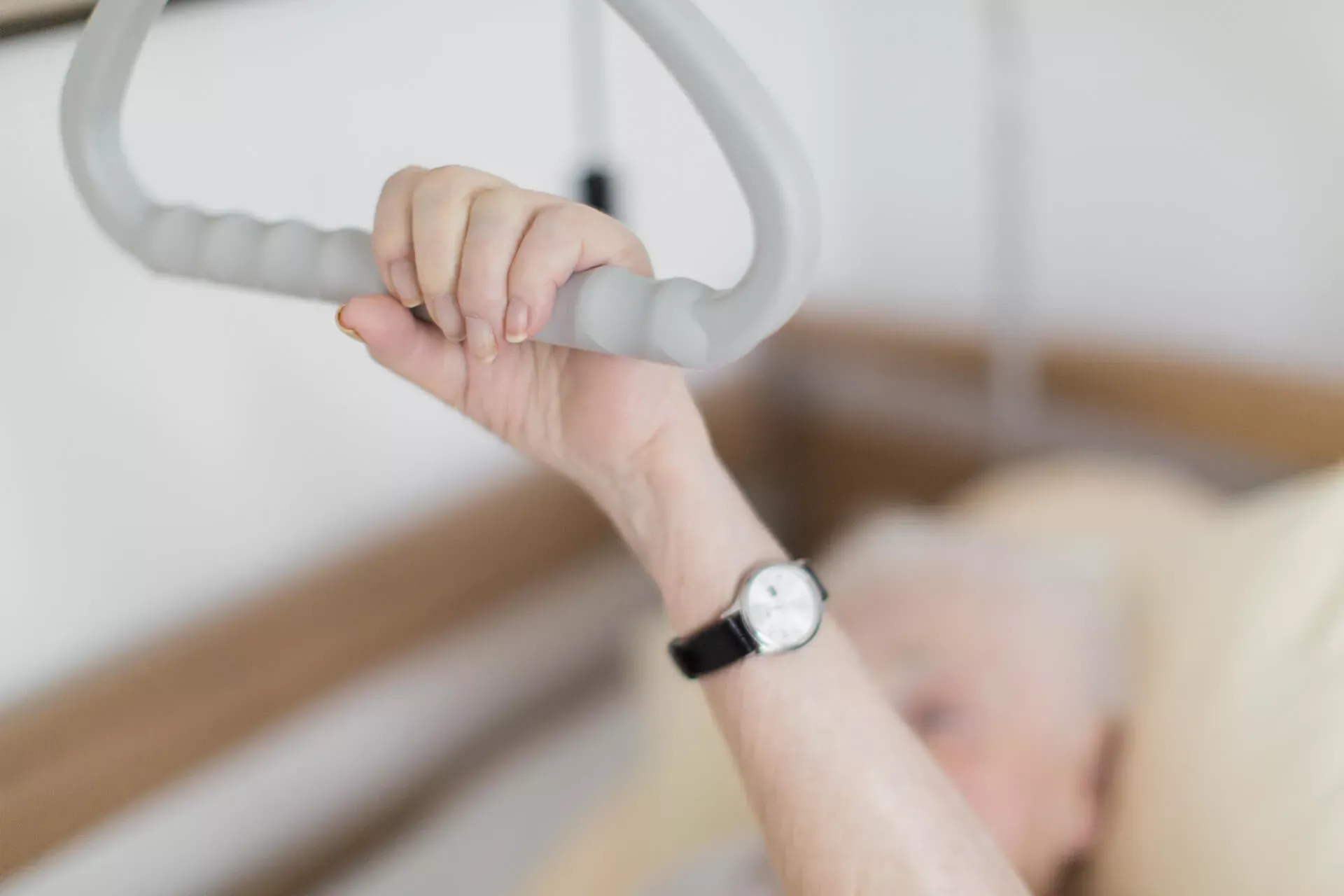 Hand eines Pflegebedürftigen greift Haltegriff am Bett. Hand eines Pflegebedürftigen greift Haltegriff am Bett.