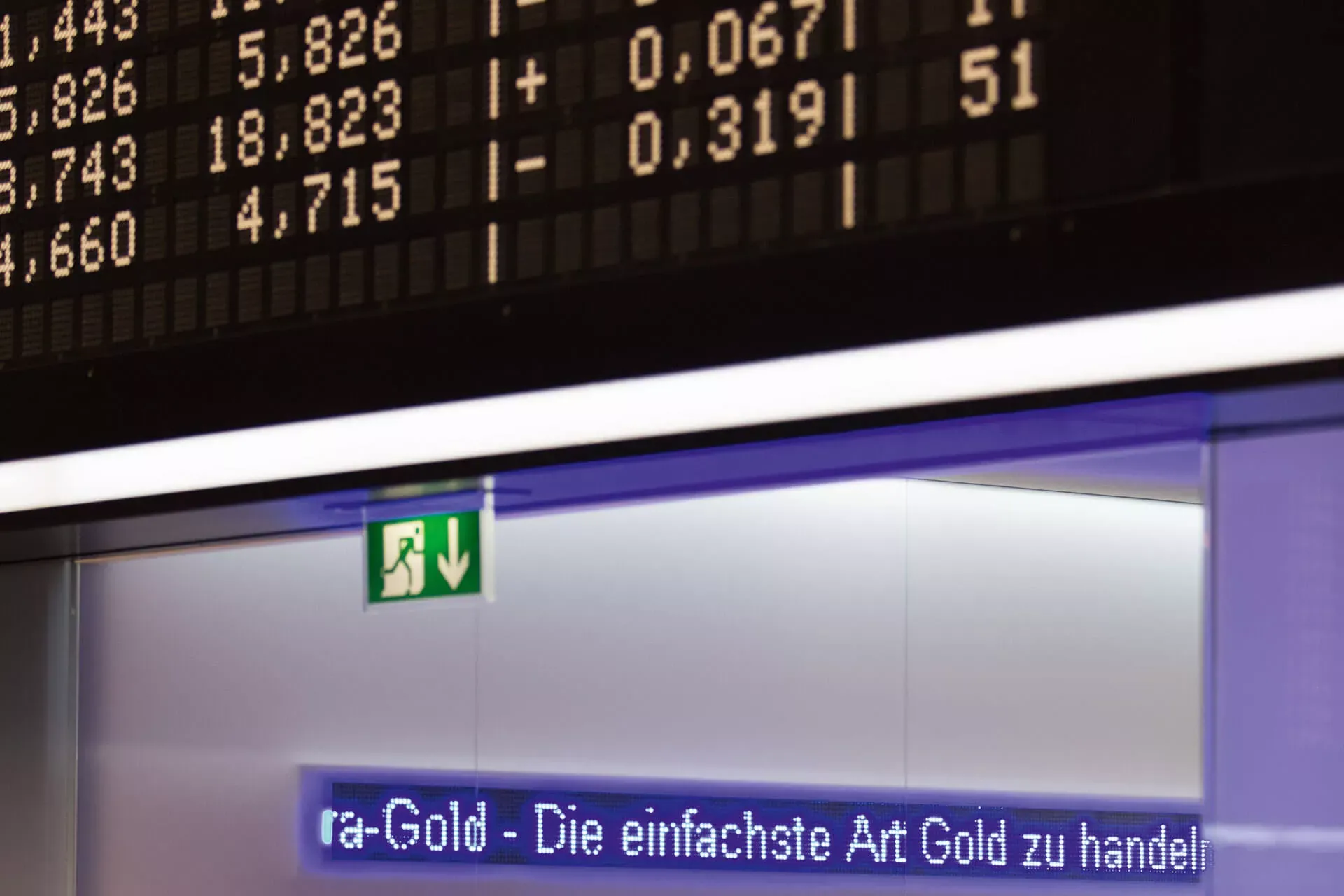 Börse Frankfurt mit Ausschnit einer Anzeigetafel mit Aktienkursen und einem Tickersatz über den Goldhandel. Börse Frankfurt mit Ausschnit einer Anzeigetafel mit Aktienkursen und einem Tickersatz über den Goldhandel.