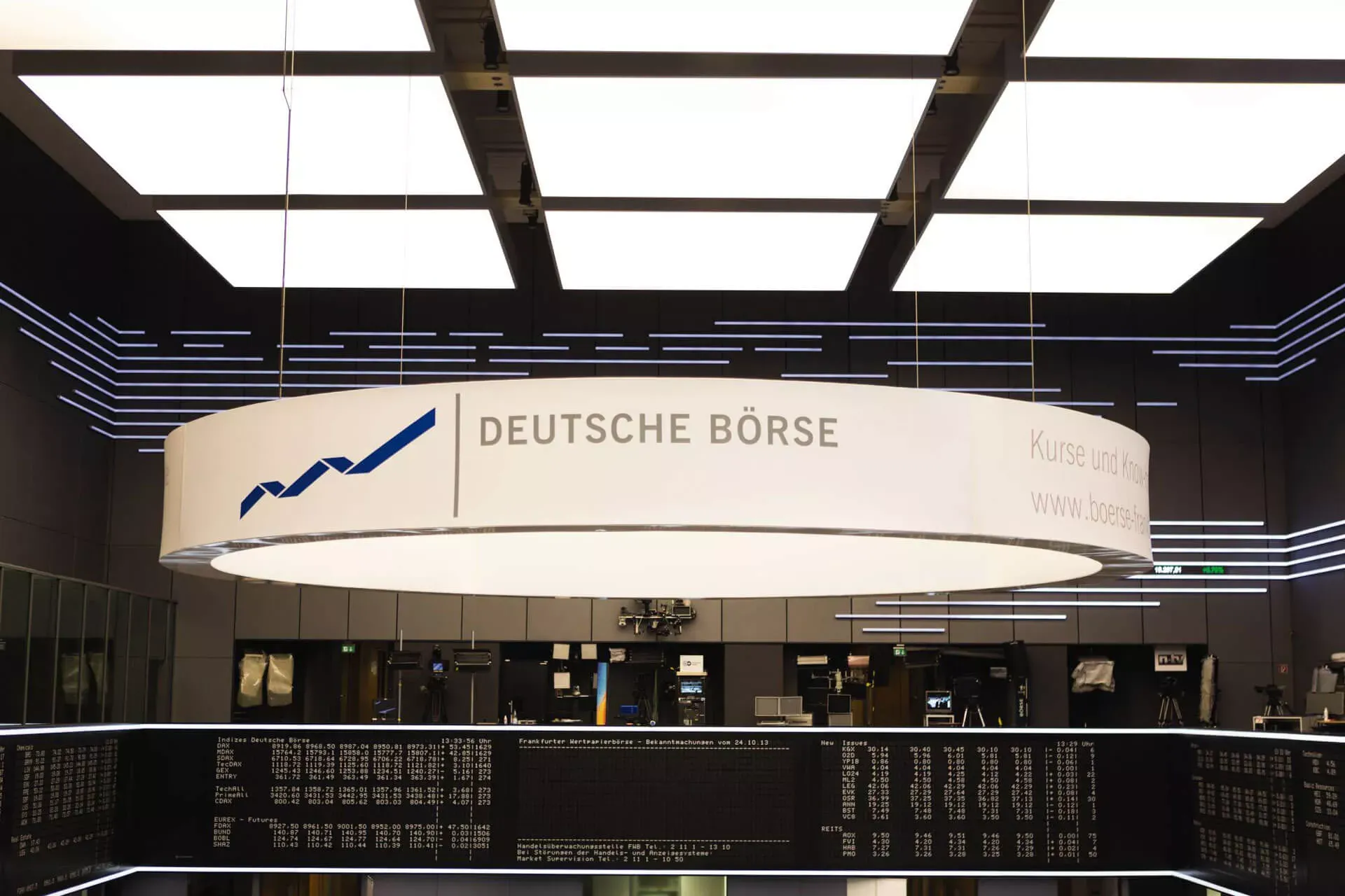 Börse Frankfurt mit runder Lampe und Aufschrift "Deutsche Börse". Börse Frankfurt mit runder Lampe und Aufschrift "Deutsche Börse".