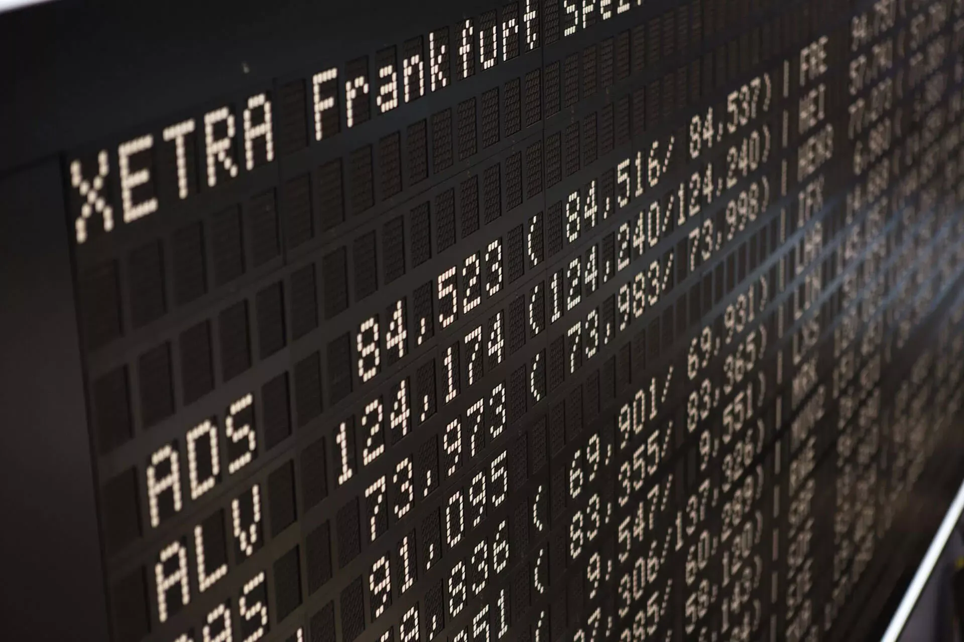 Börse Frankfurt mit der Anzeigetafel für die XETRA-DAX Aktienkurse. Börse Frankfurt mit der Anzeigetafel für die XETRA-DAX Aktienkurse.
