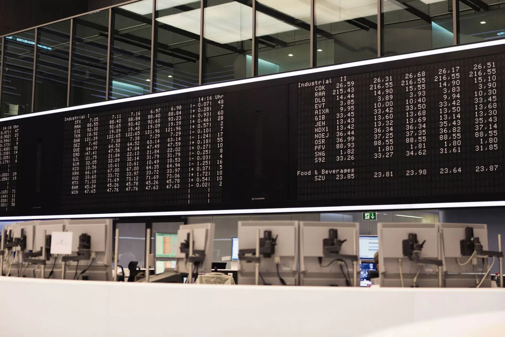 Börse Frankfurt mit Anzeigetafel der Aktienkurse DAX. Börse Frankfurt mit Anzeigetafel der Aktienkurse DAX.