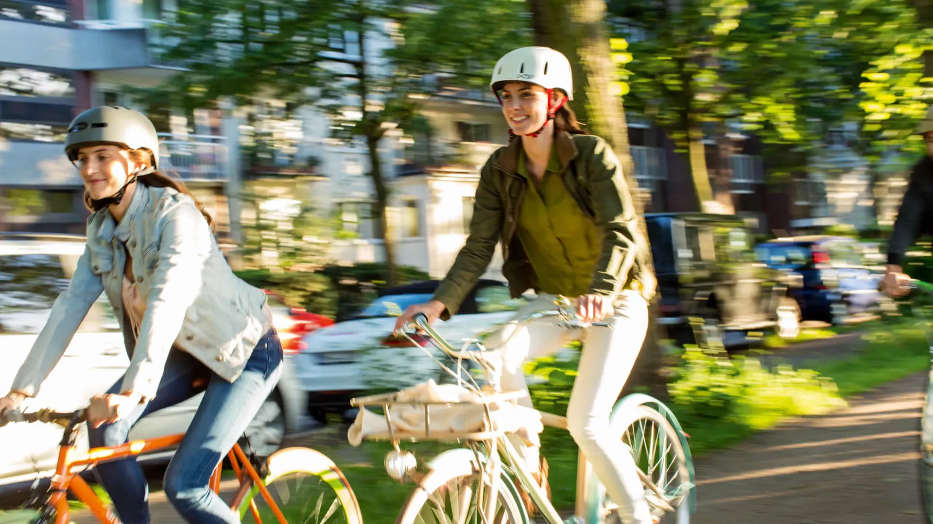 Zwei Radfahrerinnen in der Stadt. Bildnachweis: wdv © Lauer.Jan Zwei Radfahrerinnen in der Stadt. Bildnachweis: wdv © Lauer.Jan