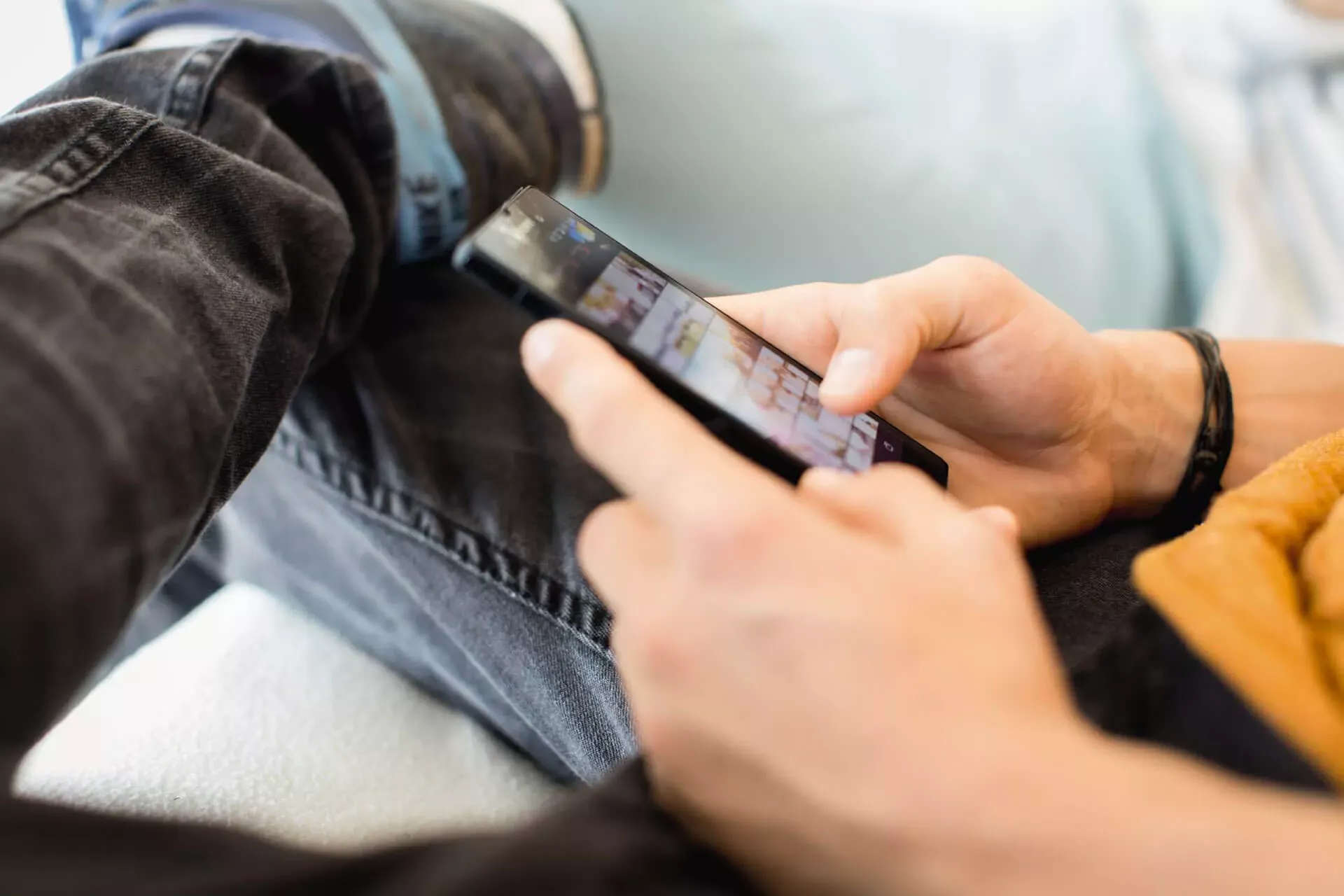 Jugendlicher spielt an seinem Smartphone. Jugendlicher spielt an seinem Smartphone.