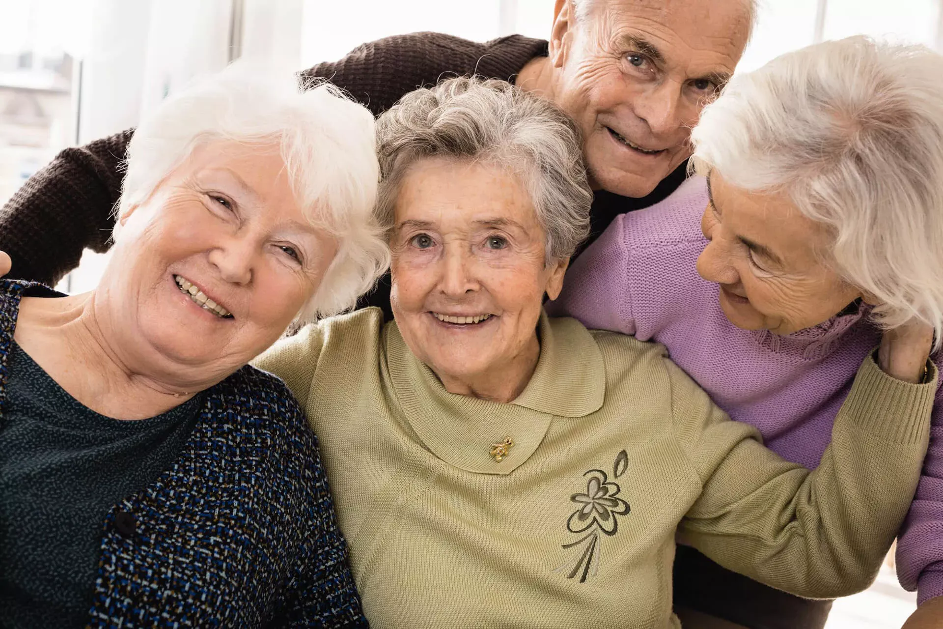 Gruppe von Senioren lacht zusammen in die Kamera. Gruppe von Senioren lacht zusammen in die Kamera.