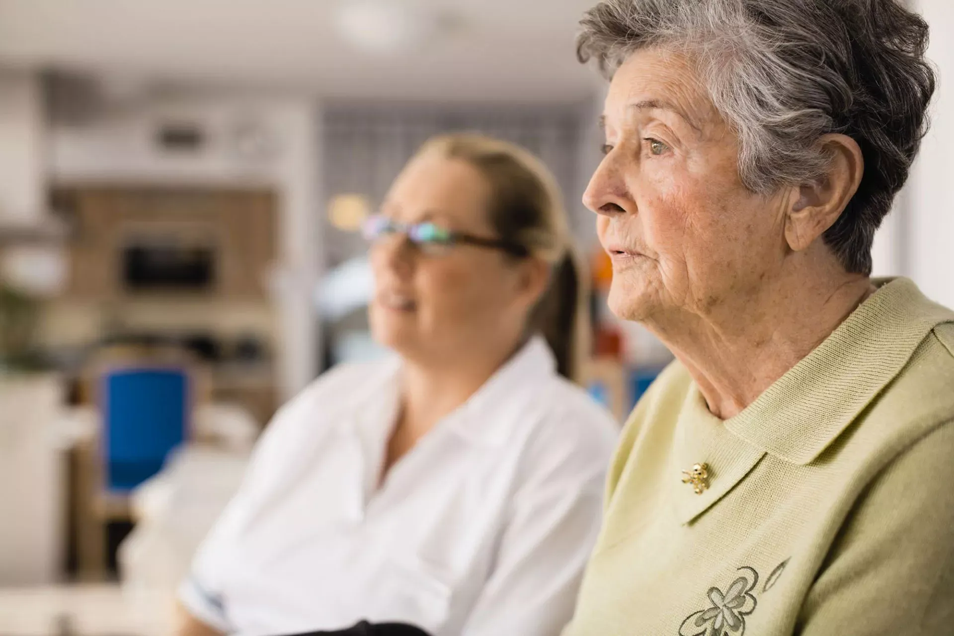 Seniorin im Pflegeheim mit weiblicher Pflegefachkraft. Seniorin im Pflegeheim mit weiblicher Pflegefachkraft.