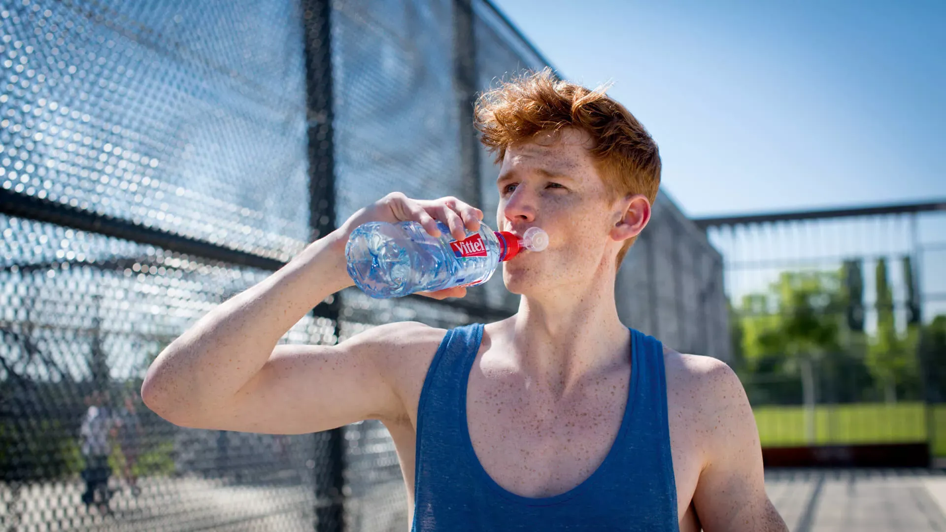 Ein Sportler trinkt aus einer Wasserflasche. Bildnachweis: wdv © Szekely, Oana Ein Sportler trinkt aus einer Wasserflasche. Bildnachweis: wdv © Szekely, Oana