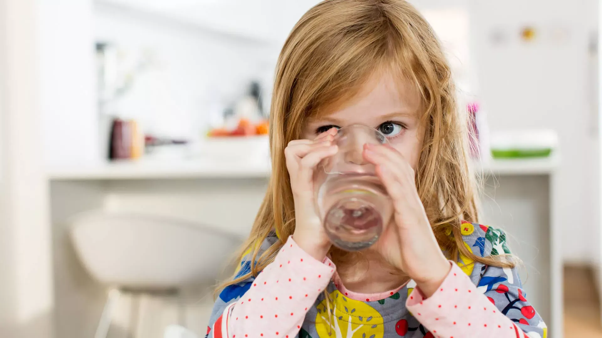 Ein Mädchen trinkt aus einem Glas. Bildnachweis: wdv © Lauer, Jan Ein Mädchen trinkt aus einem Glas. Bildnachweis: wdv © Lauer, Jan