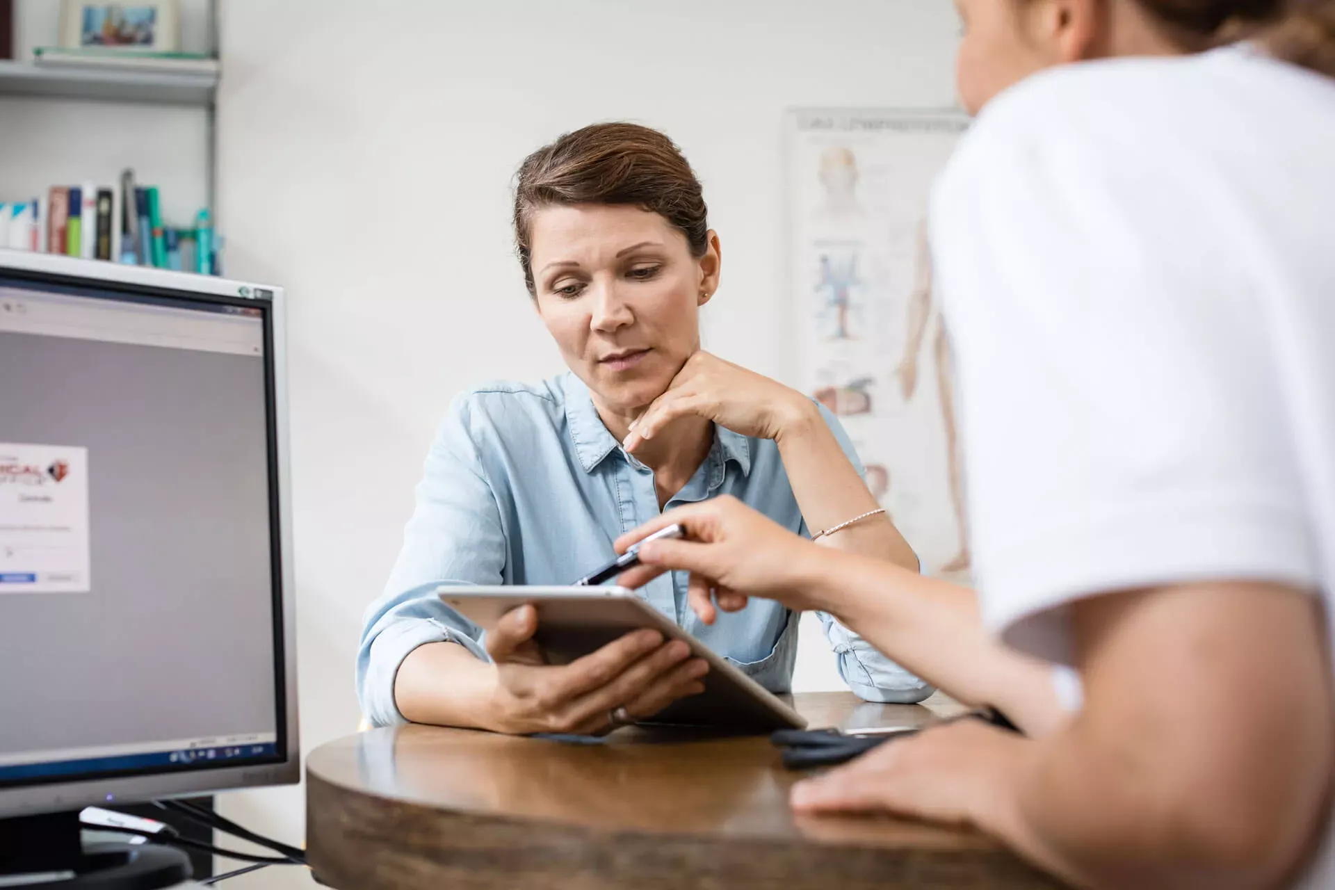 Arzt im Gespräch mit erkrankter Frau über Rehabilitation, Prävention und Gesundheit. – Bild: wdv.de © Jan Lauer Arzt im Gespräch mit erkrankter Frau über Rehabilitation, Prävention und Gesundheit. – Bild: wdv.de © Jan Lauer