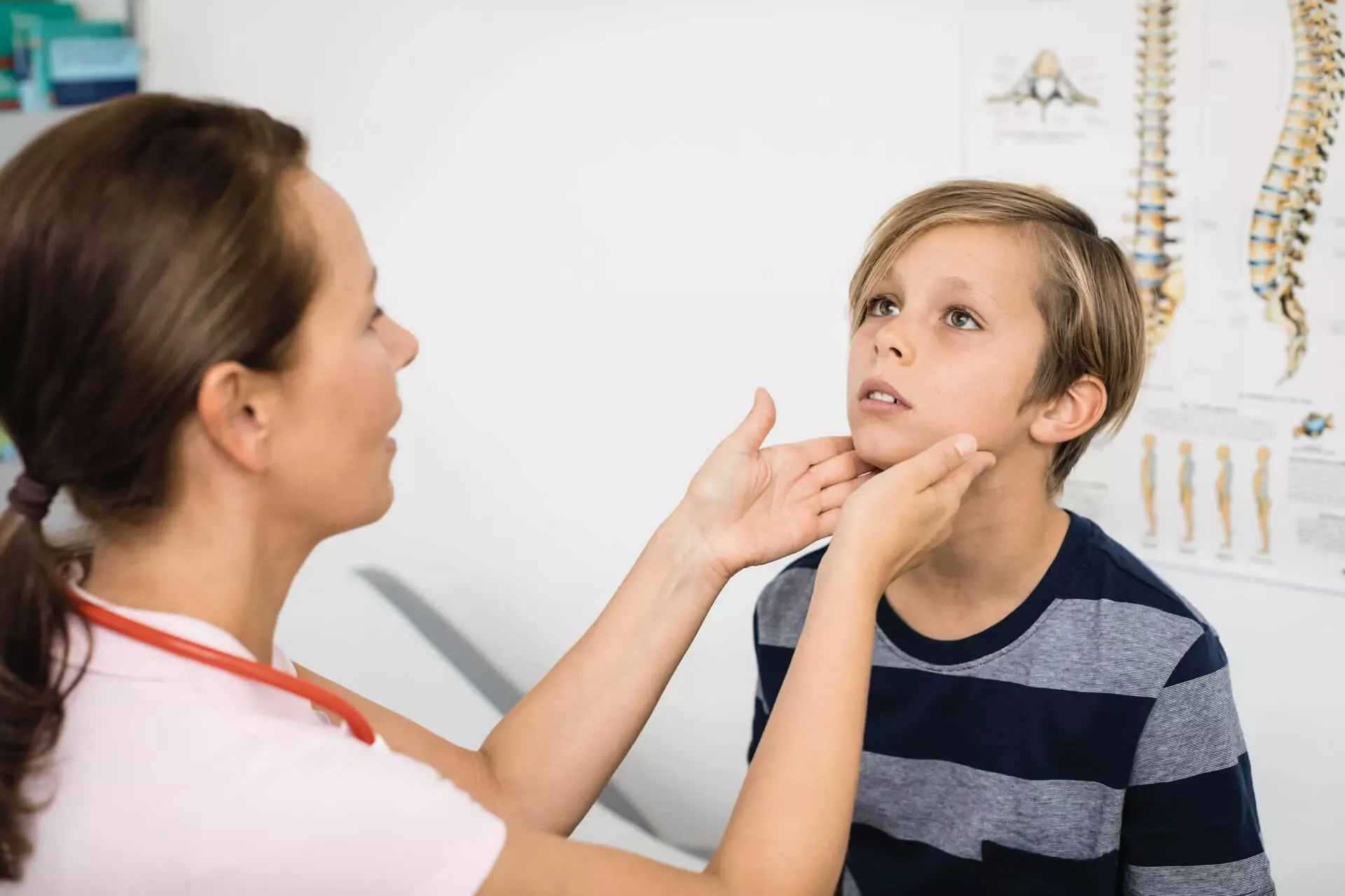 Kinderärztin tastet Lymphknoten am Hals eines Jungen ab. Kinderärztin tastet Lymphknoten am Hals eines Jungen ab.
