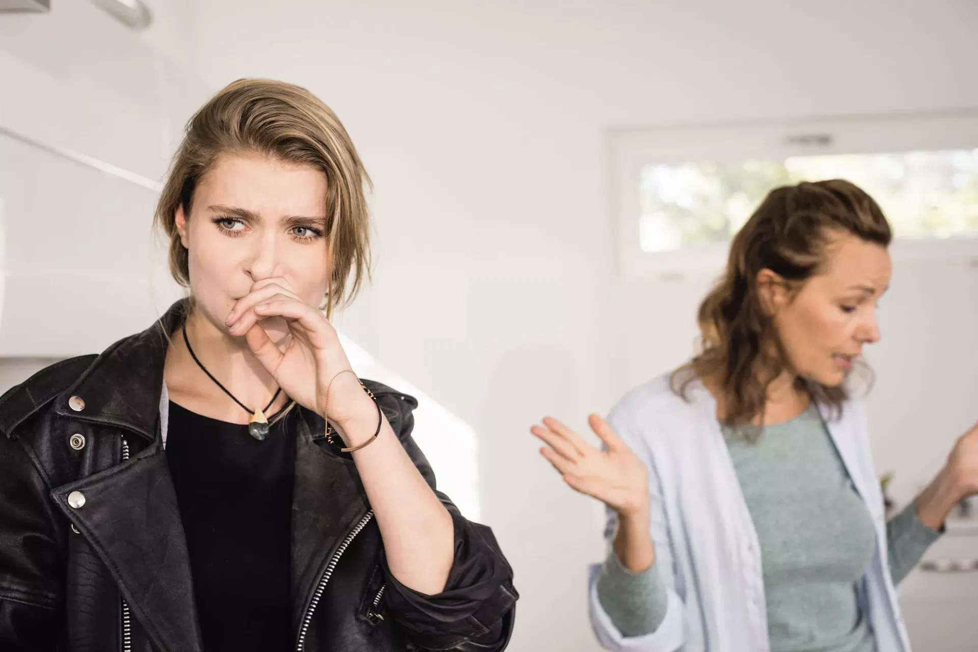 Mutter und Tochter im Teenageralter streiten. Mutter und Tochter im Teenageralter streiten.