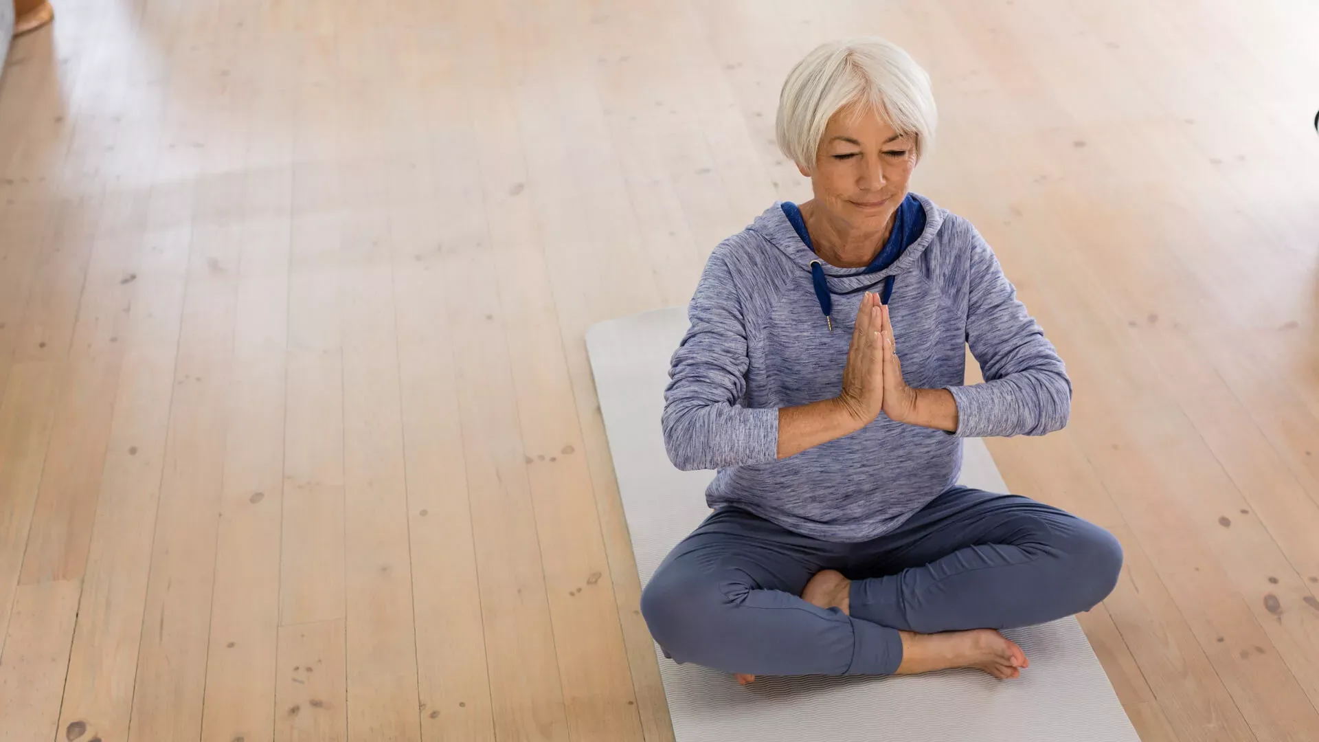 Eine ältere Dame macht Yoga. Bildnachweis: wdv © Lauer. Jan Eine ältere Dame macht Yoga. Bildnachweis: wdv © Lauer. Jan