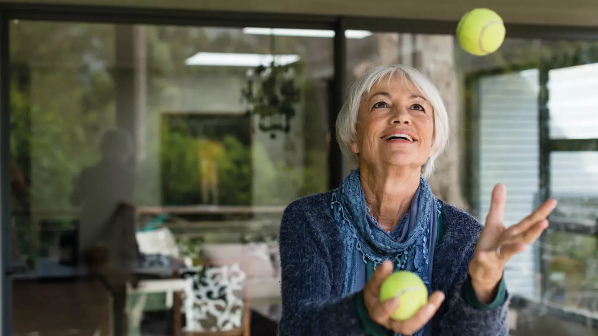 Seniorin jongliert – Bildnachweis: wdv © J.Lauer Seniorin jongliert – Bildnachweis: wdv © J.Lauer