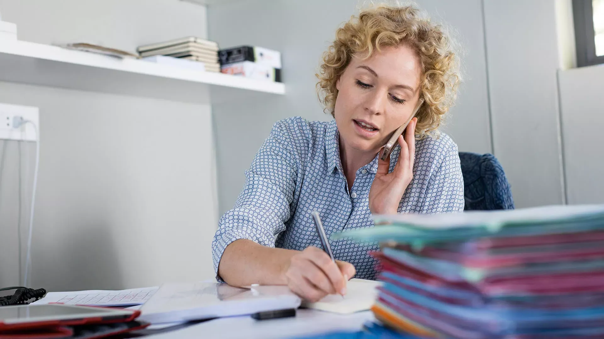 Telefonierende Frau im Büro – Bildnachweis: wdv © Lauer, Jan Telefonierende Frau im Büro – Bildnachweis: wdv © Lauer, Jan