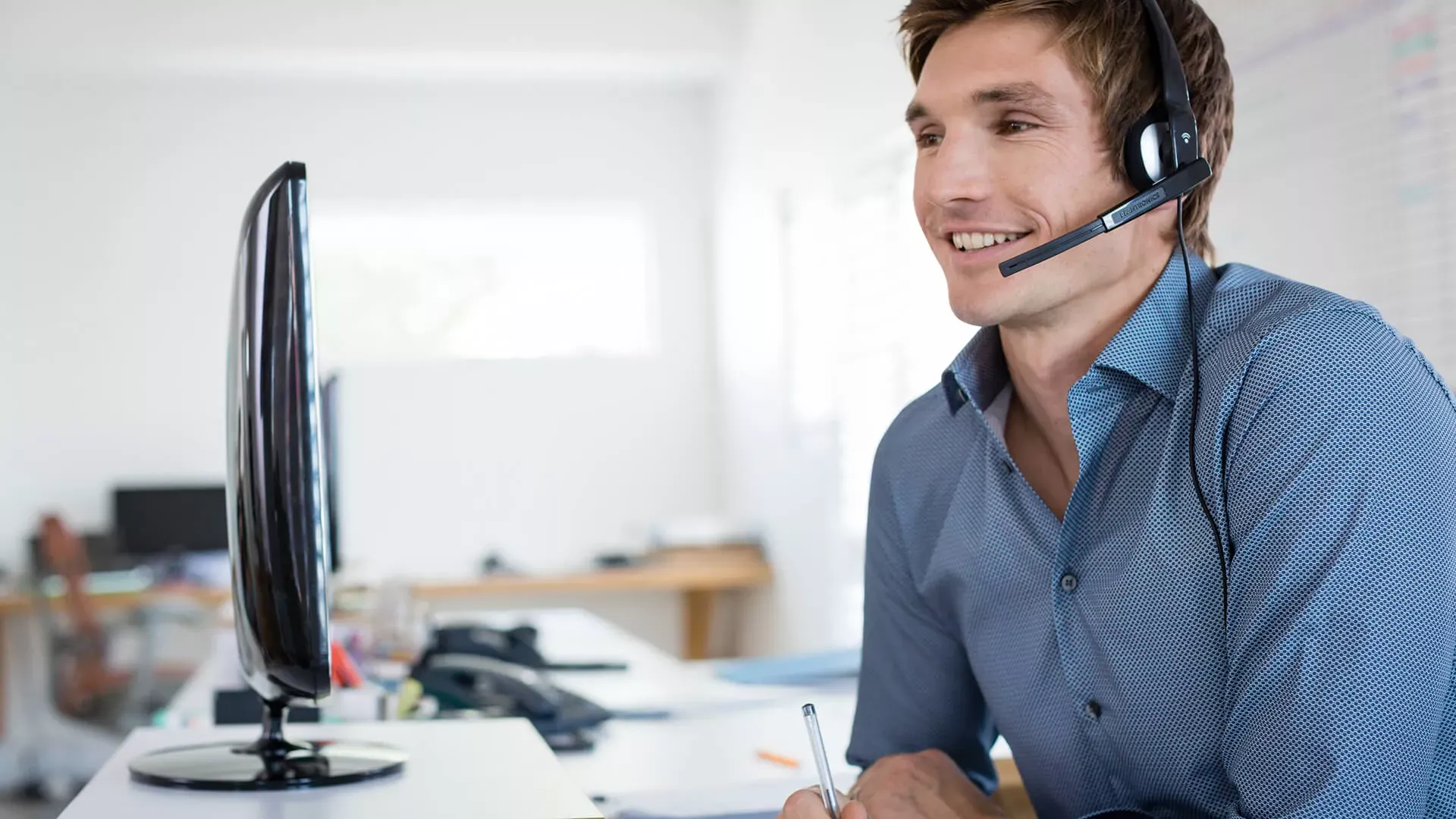 Mann telefoniert mit Headset – Bildnachweis: wdv © Lauer, Jan Mann telefoniert mit Headset – Bildnachweis: wdv © Lauer, Jan