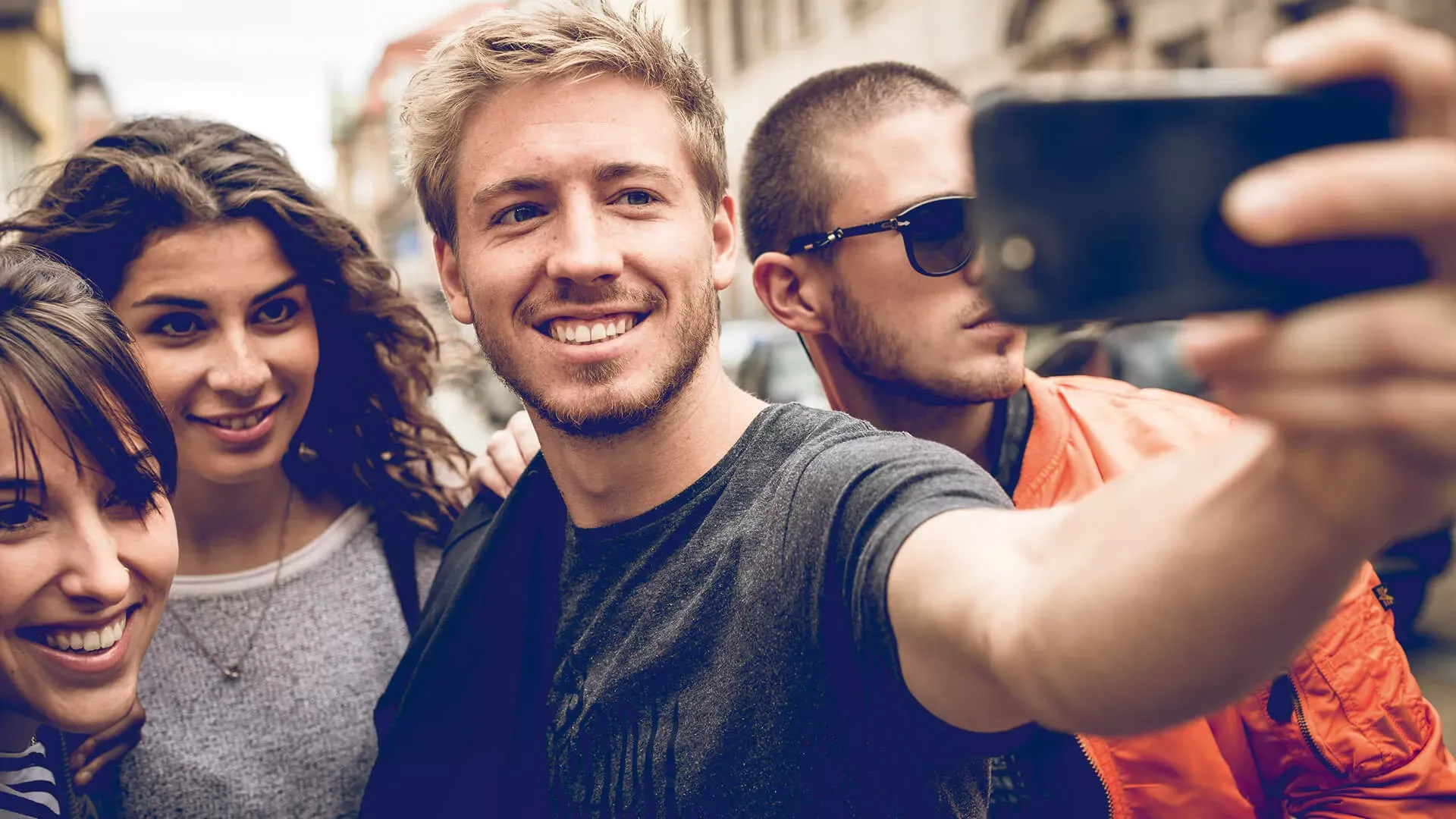 Gruppe macht Selfie – Bildnachweis: wdv © J.Lauer Gruppe macht Selfie – Bildnachweis: wdv © J.Lauer